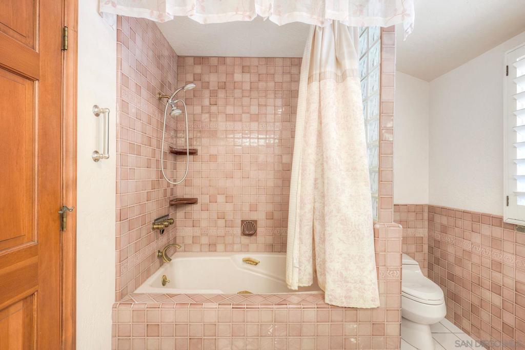 https://media.crmls.org/mediaz/6b4910db-051e-4cd2-8ab2-b7b70fd73a21.jpg?preset=X-Large