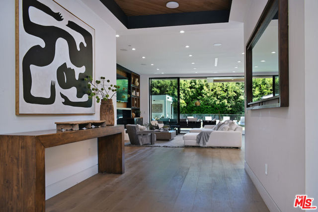 4544 Woodley Avenue, Encino CA: https://media.crmls.org/mediaz/6b49d67c-3e80-47d2-951f-573611594487.jpg