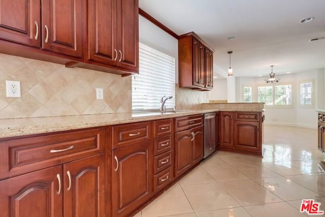 687 Mount Carmel Drive, Claremont CA: https://media.crmls.org/mediaz/6b49f034-de03-4e70-a74d-698481a853ec.jpg