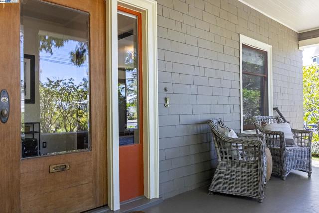 898 Union St, Alameda CA: https://media.crmls.org/mediaz/6b4a727b-2339-4ac7-b599-45db83637187.jpg