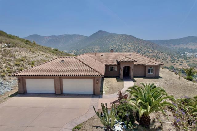 9189 Vista Entrada, Lakeside CA: https://media.crmls.org/mediaz/6b4a860e-1b05-4d77-a07f-149c8bf702f0.jpg