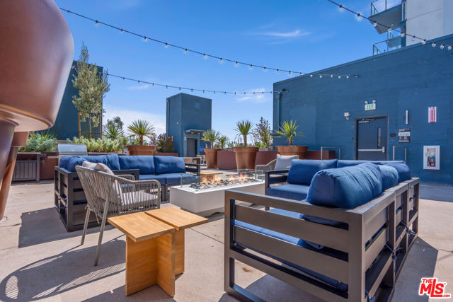 800 Western Avenue, Los Angeles CA: https://media.crmls.org/mediaz/6b4a95ce-0304-44d3-8912-7bd80b14cb86.jpg