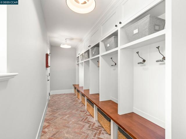 125 Sleepy Hollow Ln, Orinda CA: https://media.crmls.org/mediaz/6b4aada0-c367-4864-93a3-8d31ecc30371.jpg