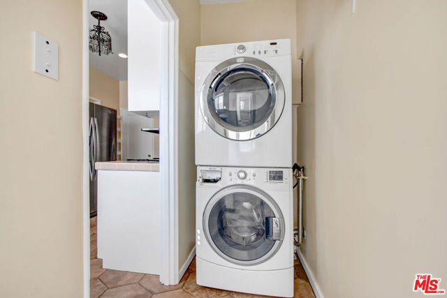 1020 Hi Point Street, Los Angeles CA: https://media.crmls.org/mediaz/6b4bfc32-46c8-46d3-a09d-633737b4a3c0.jpg
