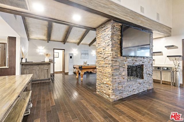 22450 Hatteras Street, Woodland Hills CA: https://media.crmls.org/mediaz/6b4c1365-669f-46b7-8e45-020baa3c9954.jpg