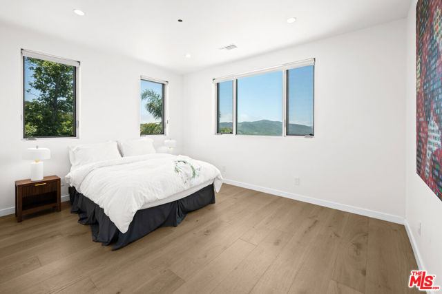 upper guest bedroom 2