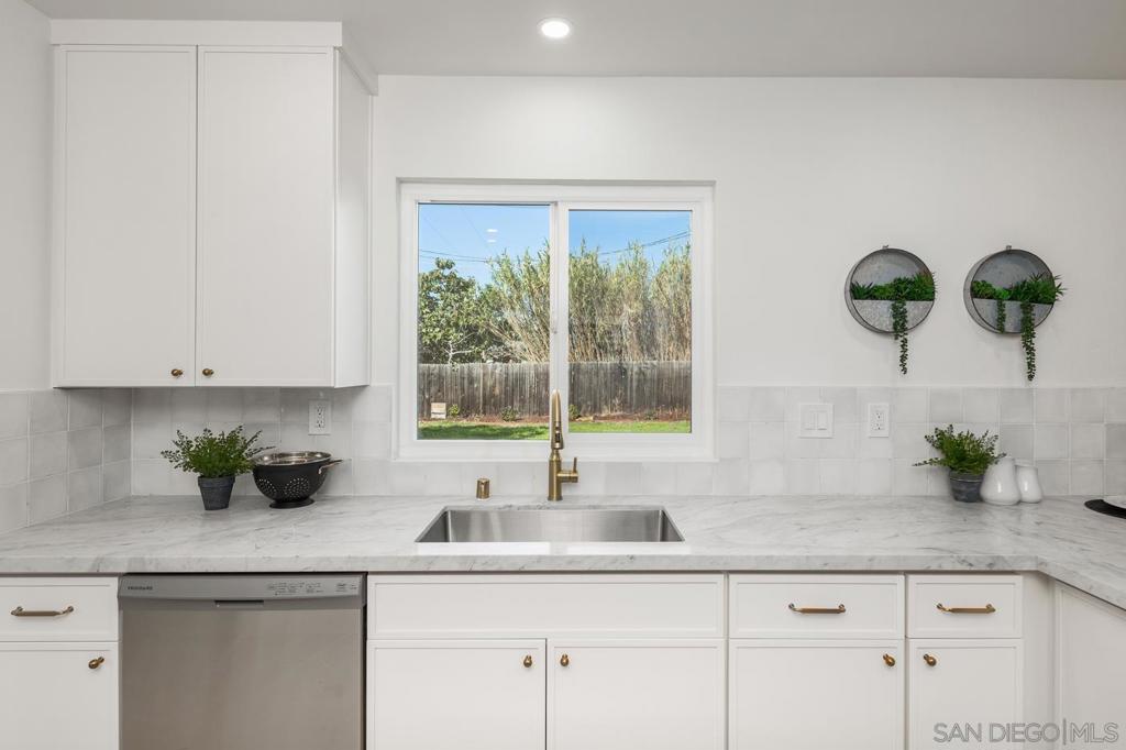 MLS #250042671SD image #11