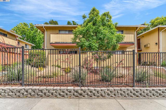2170 Fremont St, Concord CA: https://media.crmls.org/mediaz/6b4dc150-e54b-4cf4-88a8-b0a34e8b4d51.jpg