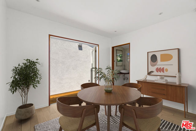 2425 Cloy Avenue, Venice CA: https://media.crmls.org/mediaz/6b4ddc56-cc8a-4410-9c0c-6eea63756d2b.jpg