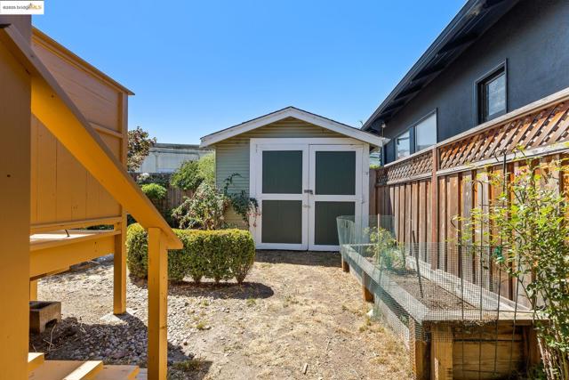393 43Rd St, Oakland CA: https://media.crmls.org/mediaz/6b4e9dcb-9cb4-447f-955f-03854b264fae.jpg