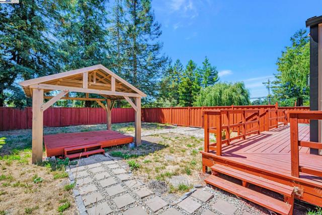 3920 Gravenstein Hwy, Sebastopol CA: https://media.crmls.org/mediaz/6b4eeddc-3578-49ae-b0dd-0b472e190f56.jpg