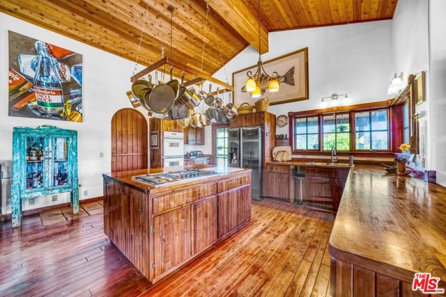 20799 Highway 128, Yorkville CA: https://media.crmls.org/mediaz/6b4f3552-b6ac-41a6-b82a-e7e07fa113e7.jpg