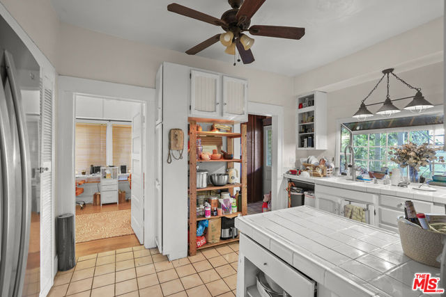 656 Parkman Avenue, Los Angeles CA: https://media.crmls.org/mediaz/6b501509-9132-4b9f-840e-260d6ae22081.jpg