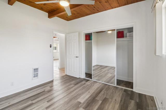 519 Stratford Ct, Del Mar CA: https://media.crmls.org/mediaz/6b51cdd5-36df-4f43-995a-258db412a0cf.jpg