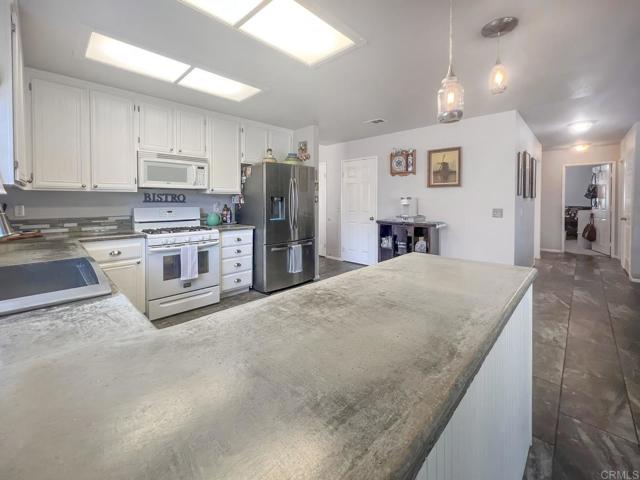 Detail Gallery Image 8 of 39 For 42320 Hickory Glen Ave, Lancaster,  CA 93536 - 4 Beds | 2 Baths