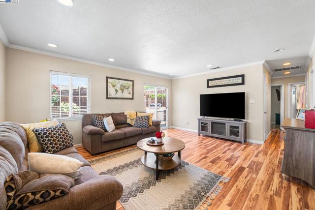 692 Adelle St, Livermore CA: https://media.crmls.org/mediaz/6b51eb34-1ee9-48bf-8932-b27d66e5b082.jpg