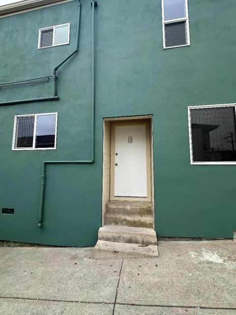 509 Commercial Avenue, South San Francisco CA: https://media.crmls.org/mediaz/6b52a347-c4c3-4d37-b36c-d447dbf10e9c.jpg