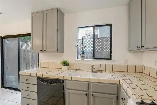 801 Nash Road, Hollister CA: https://media.crmls.org/mediaz/6b530405-0ee2-4190-8515-3f788c0457da.jpg