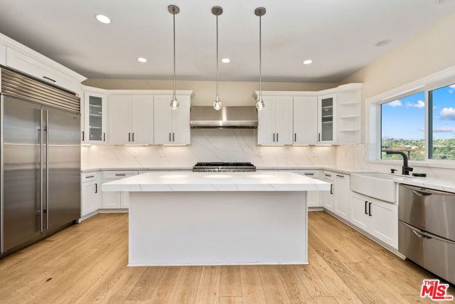 8041 Bulwer Drive, Los Angeles CA: https://media.crmls.org/mediaz/6b53febb-f301-4fa8-af3f-953e9b4489ee.jpg