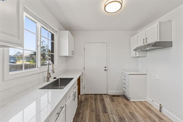 2320 Cutting Blvd, Richmond CA: https://media.crmls.org/mediaz/6b5468f5-c0d4-4397-93d8-619ad660cc52.jpg