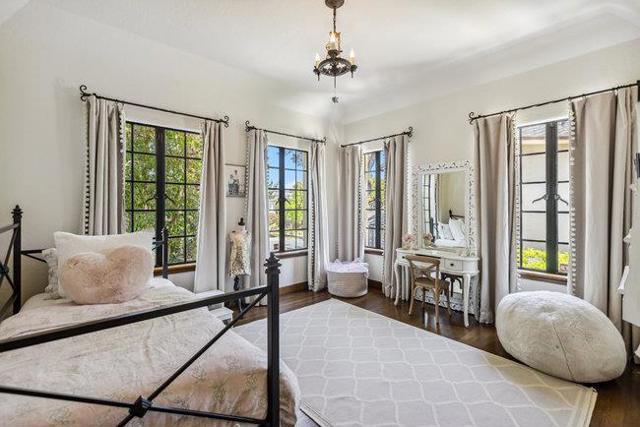 2307 Easton Drive, Burlingame CA: https://media.crmls.org/mediaz/6b548c0f-56f9-477c-8832-7ea283b13996.jpg