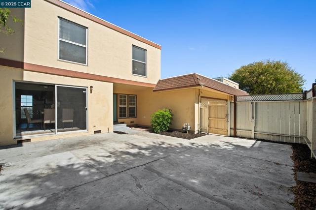 989 Parkside Dr, Richmond CA: https://media.crmls.org/mediaz/6b5500f9-c913-4bc1-baa4-3289f6609443.jpg