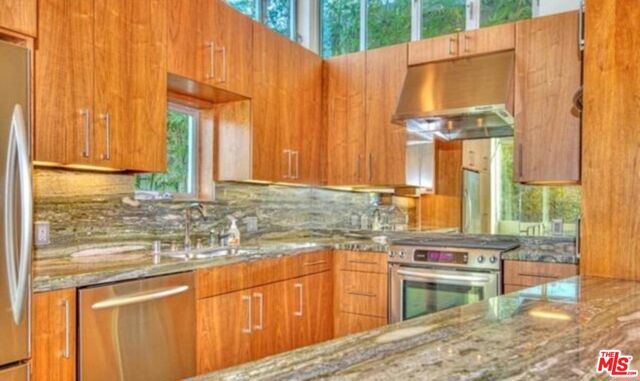 2452 Penmar Avenue, Venice CA: https://media.crmls.org/mediaz/6b557beb-1f6a-4477-a502-e1982a746cec.jpg