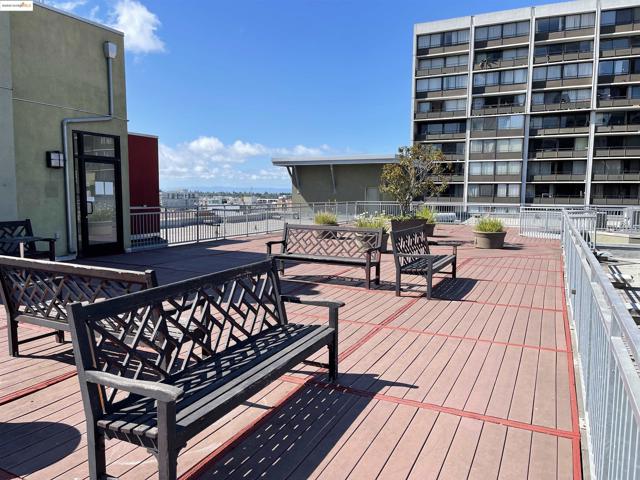 989 Franklin St, Oakland CA: https://media.crmls.org/mediaz/6b561f80-44f5-423d-8c83-ace509878c29.jpg