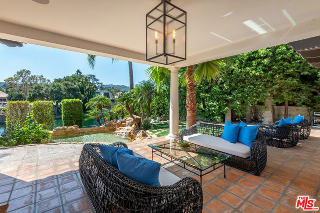 9928 Toluca Lake Avenue, Toluca Lake CA: https://media.crmls.org/mediaz/6b5791e1-bbe0-46ef-8d31-8ec2e7a9a6fb.jpg