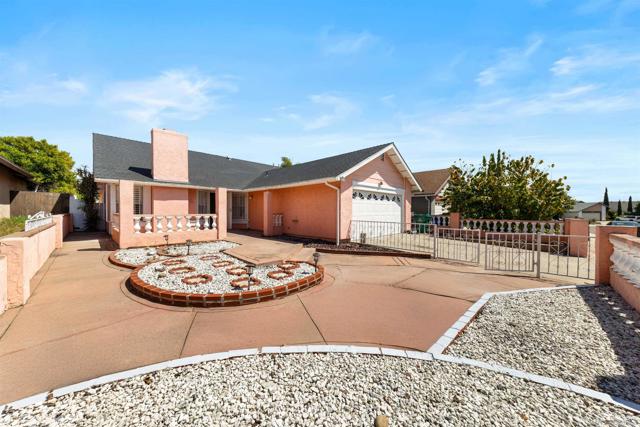 1095 Stillwell Ave, San Diego CA: https://media.crmls.org/mediaz/6b5828a4-b1bf-44cd-adff-b3e1ac54029f.jpg
