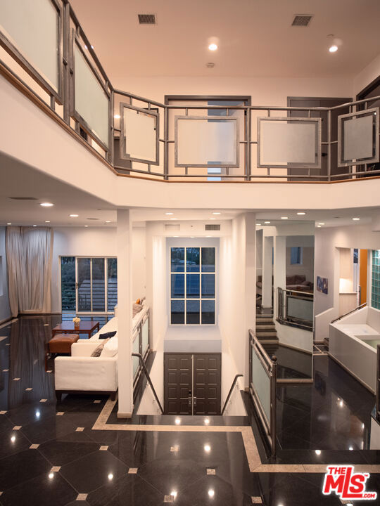 3971 Fredonia Drive, Los Angeles CA: https://media.crmls.org/mediaz/6b589539-4eca-40e6-823b-b13e95230643.jpg