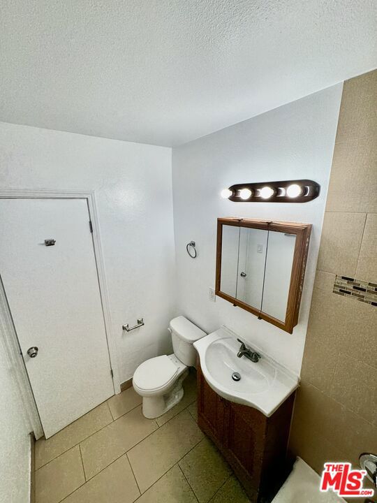 4115 W Century Boulevard, Inglewood CA: https://media.crmls.org/mediaz/6b58a0d5-3116-4edd-9186-e799bc6a7a28.jpg