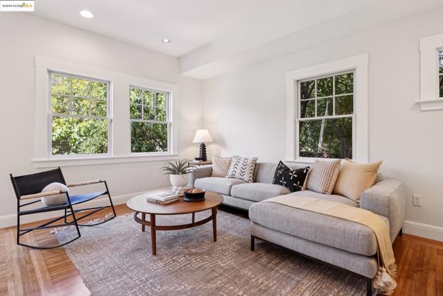 1071 Harvard Rd, Piedmont CA: https://media.crmls.org/mediaz/6b58bb98-f989-49ea-bf6c-92571d1bc6b9.jpg