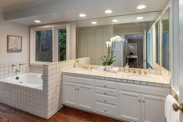 3 Wyndham Drive, Portola Valley CA: https://media.crmls.org/mediaz/6b58f22d-4125-464c-af08-ee47539c4c44.jpg