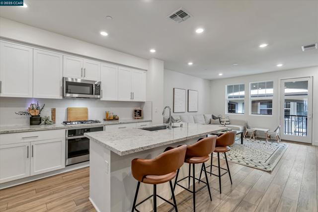 39103 Via Vicenza, San Ramon CA: https://media.crmls.org/mediaz/6b5920c9-5174-4629-b65a-97a8d8115532.jpg