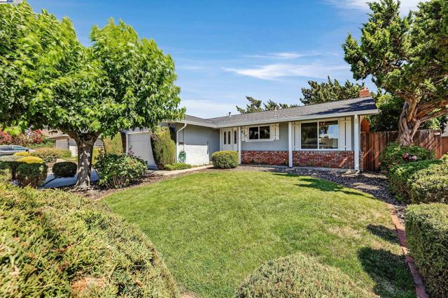 844 Wall St, Livermore CA: https://media.crmls.org/mediaz/6b599a66-0bc2-4a20-b084-51c652d5c698.jpg