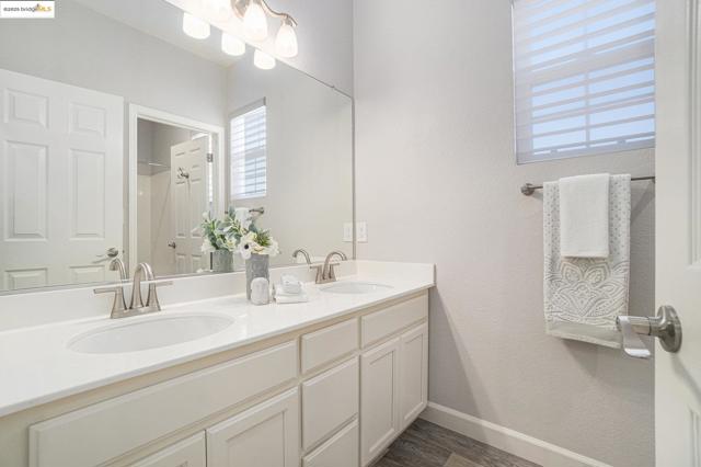 1139 Jordan Ct, Brentwood CA: https://media.crmls.org/mediaz/6b59ba64-9d92-414f-9dd0-94f639b23021.jpg