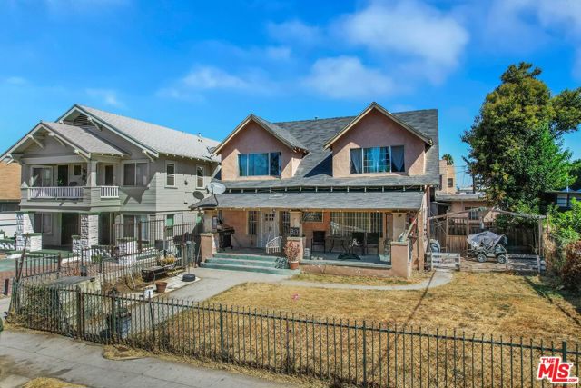 317 W 51st Street, Los Angeles CA: https://media.crmls.org/mediaz/6b5a6b30-9fb1-4ca2-88a4-494e61df224a.jpg