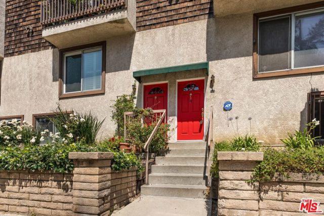 4660 Coldwater Canyon Avenue, Studio City CA: https://media.crmls.org/mediaz/6b5babc6-adde-4602-be58-5ff311a516ac.jpg