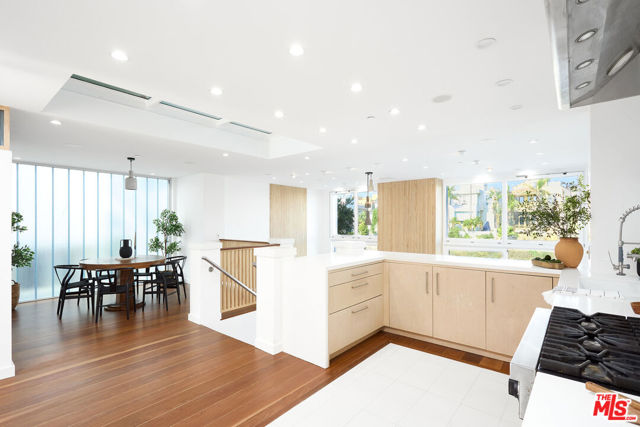 5106 Pacific Avenue, Marina del Rey CA: https://media.crmls.org/mediaz/6b5c8a9f-4794-4110-9af4-e3fdd0e8fdc3.jpg