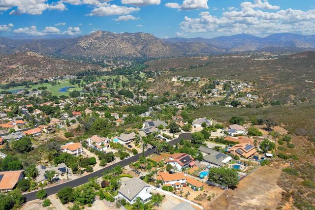 23767 Moonglow Ct, Ramona CA: https://media.crmls.org/mediaz/6b5d43b7-077c-4f69-9529-925242e3535b.jpg