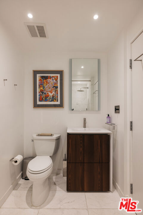 https://media.crmls.org/mediaz/6b5d79a5-6f2d-42a6-8e3e-5f0a327cdb4f.jpg?preset=X-Large