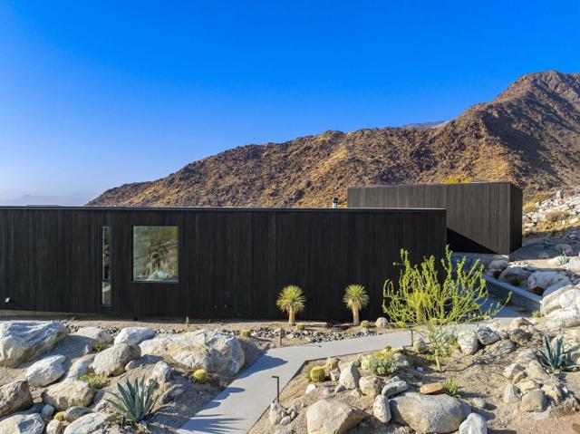 2085 Desert Flower Court, Palm Springs CA: https://media.crmls.org/mediaz/6b5d8ac6-d691-48c3-b917-46810b2ff341.jpg