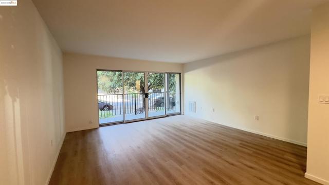 425 Orange Street, Oakland CA: https://media.crmls.org/mediaz/6b5dae98-e5a5-48e0-a664-71e3a3575887.jpg