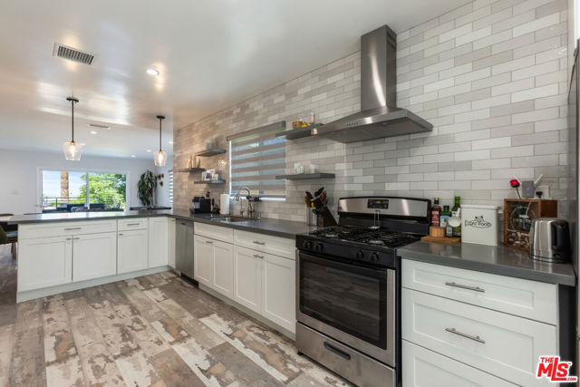 10315 Fairgrove Avenue, Tujunga CA: https://media.crmls.org/mediaz/6b5df139-273f-4eac-9c13-2390270406d2.jpg