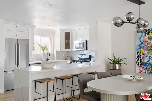 2108 Neilson Way, Santa Monica CA: https://media.crmls.org/mediaz/6b5ee029-2e06-40ba-a275-c40d86125257.jpg