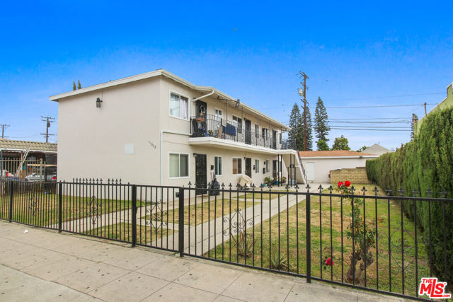 11032 Atlantic Avenue, Lynwood CA: https://media.crmls.org/mediaz/6b5f4679-b48a-4b13-9d96-080144d6f154.jpg
