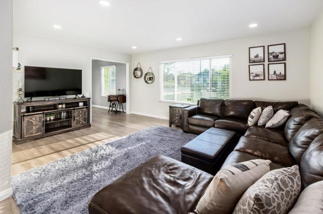 Detail Gallery Image 9 of 42 For 435 W Hawthorne St, Fallbrook,  CA 92028 - 3 Beds | 1/1 Baths