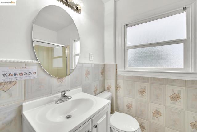 1009 106Th Ave, Oakland CA: https://media.crmls.org/mediaz/6b605ad8-05a5-4401-9c77-f9c379b20325.jpg