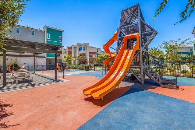 1821 Onyx Ln, Chula Vista CA: https://media.crmls.org/mediaz/6b60f28b-856b-444c-8599-4e01dccf2ff2.jpg